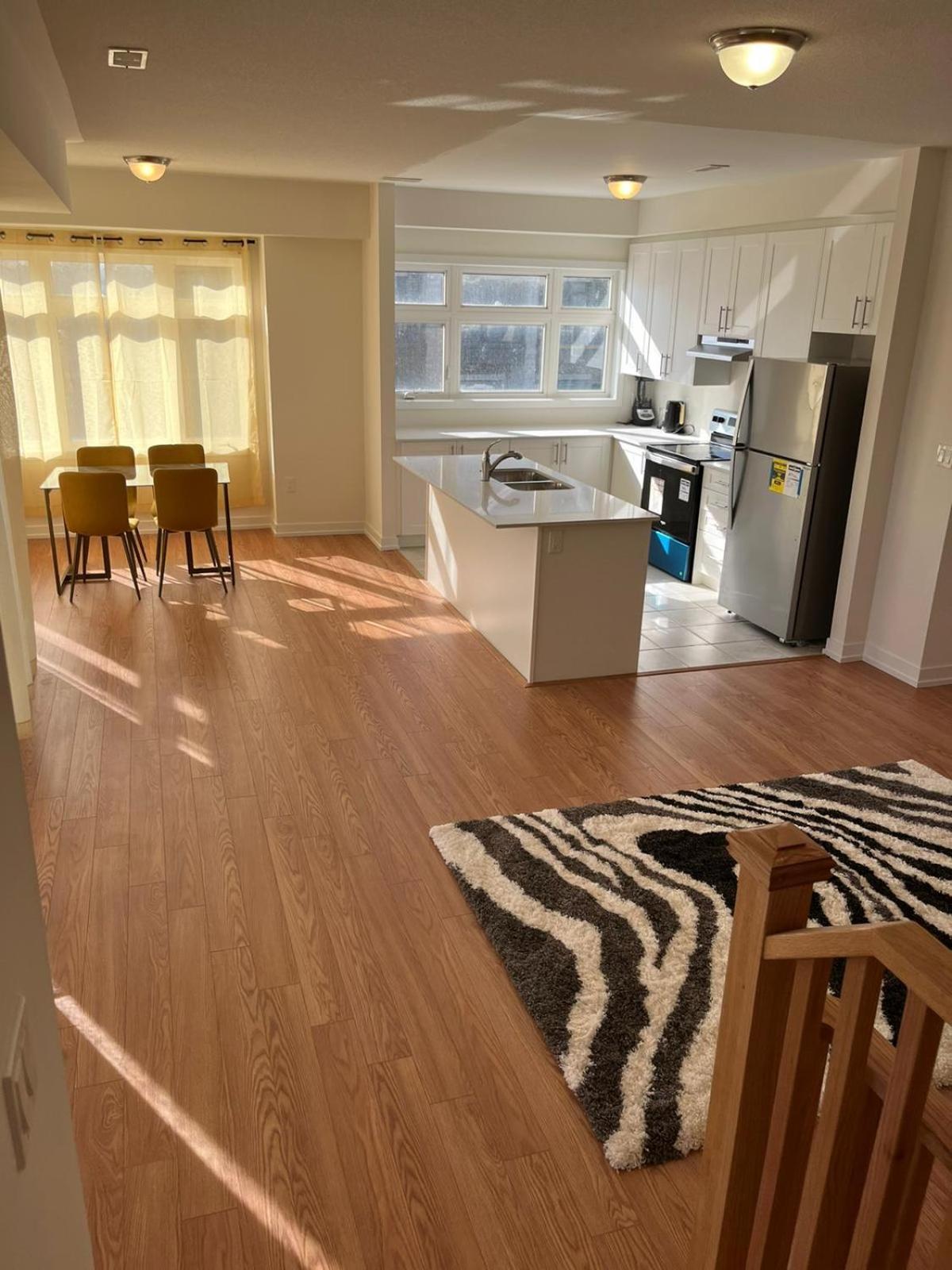 Apartament Luxury Brand New Townhouse In Milton Ontario Zewnętrze zdjęcie
